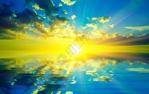 在水中反射的美好的日落图片