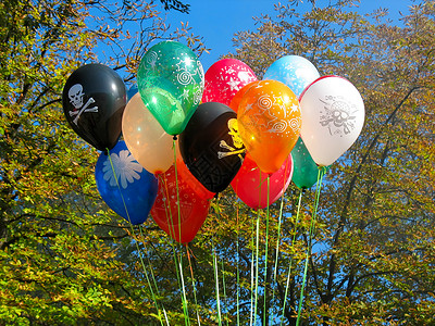 一组五颜六色的庆祝或生日派对气球图片