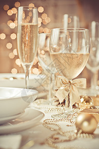 婚礼餐桌上的金色装饰图片
