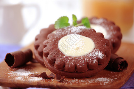 巧克力饼干加奶油充奶霜图片