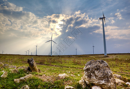 景观与风力涡轮机和领域图片