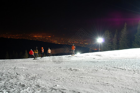 滑雪者在夜间下降图片