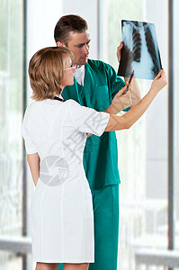 医生分析医院X射线摄图片