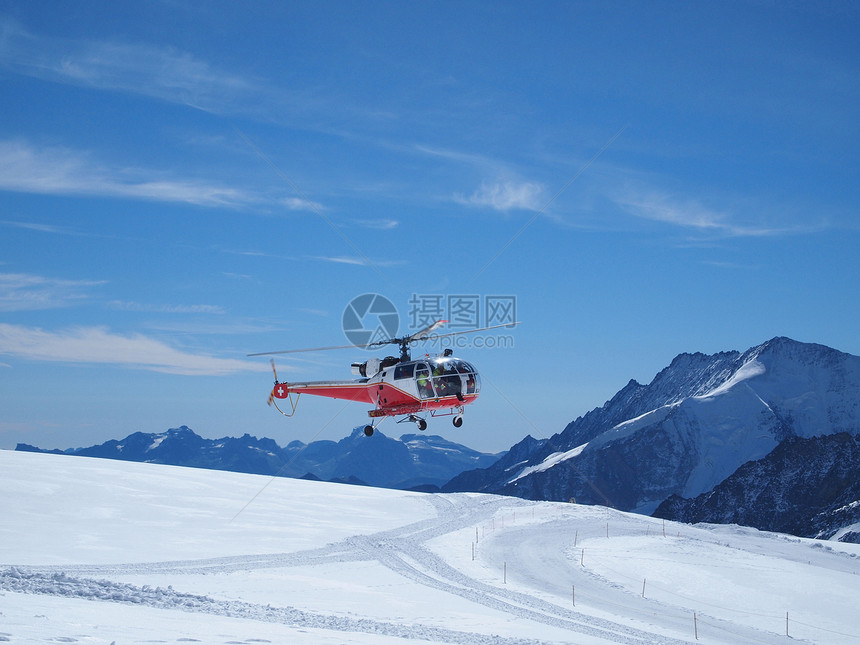 在瑞士山欧洲顶端的鲁格弗拉乌霍赫为救援生命驾驶图片