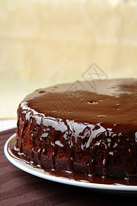 大巧克力蛋糕配巧克力糖霜图片