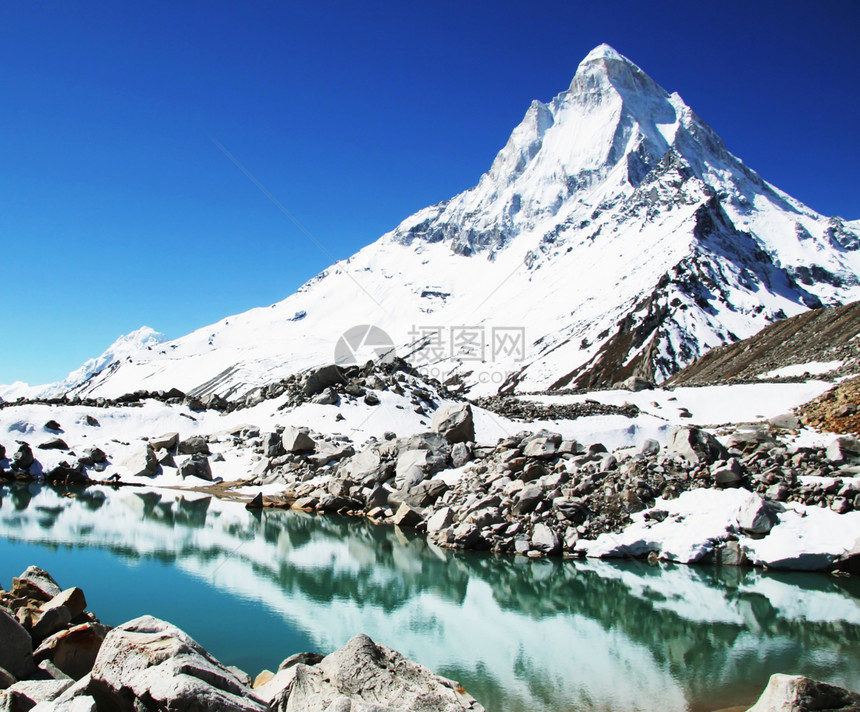 喜马拉雅山石峰和美丽的湖泊图片