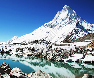 喜马拉雅山石峰和美丽的湖泊图片