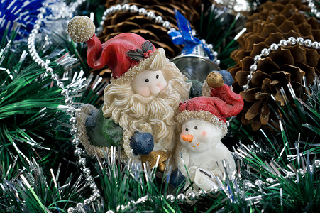 圣诞树装饰品圣诞老人和雪人特写镜头背景图片