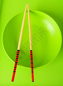 用盘子和筷子的亚洲食物概念图片