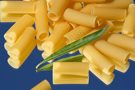 食物意大利面意大利通心粉Rigatoni是一种管状意大利面它比通心背景图片