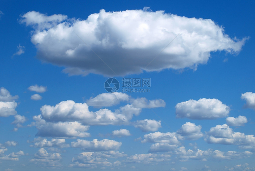 蓝天上有许多蓬松的云彩图片