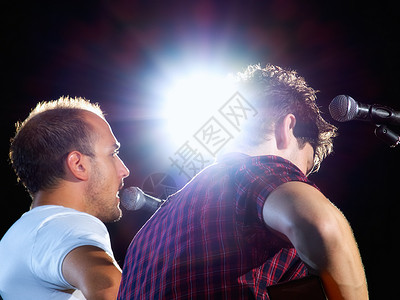 演唱会期间两个音乐家在聚光灯图片