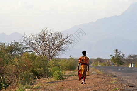 在东非的农村公路沿线行图片