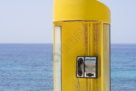 海边电话箱现场的亮新颜色图片