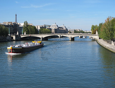 法国巴黎塞纳河桥对面卢浮宫博物馆和埃菲图片