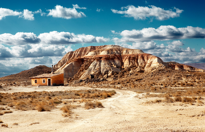 日落沙漠景观与房子和山图片