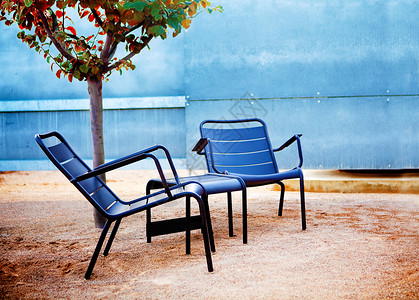 现代花园椅子细节与小树图片