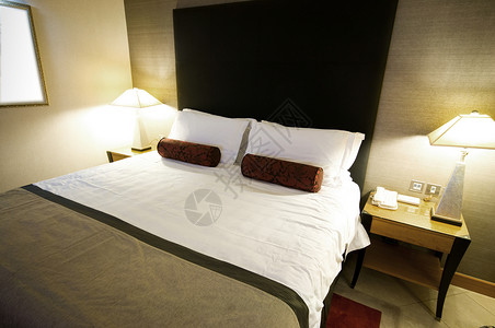 酒店房间的双人床图片