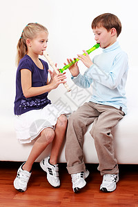 可爱的孩子们一起吹长笛图片