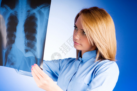 女医生仔细对病人进行X光检查图片