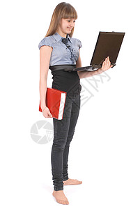 女孩拿着红书看笔记本电脑背景图片