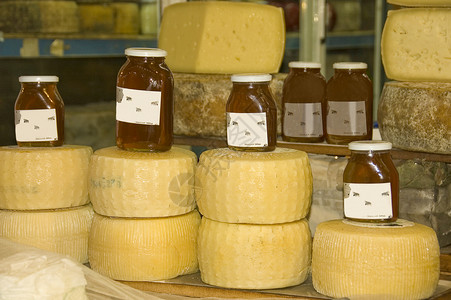 希腊市场上奶酪和蜜罐子图片