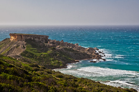GhajnTuffiehaBay是马耳他岛最美丽最古老的海滩之一图片