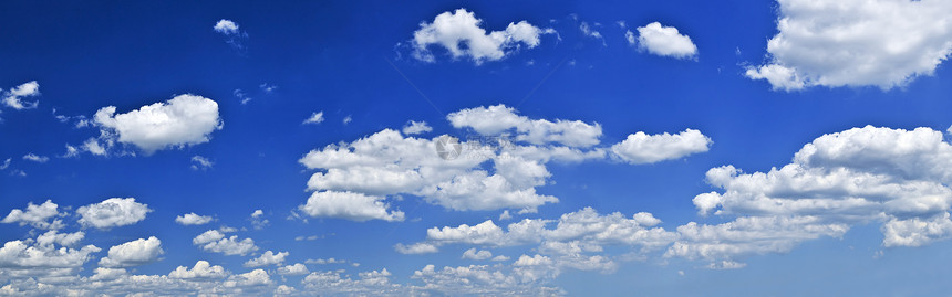 蓝天与白色积云的全景背图片