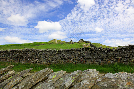 在英格兰北部漫步穿越你会在数百年来的岩石墙上或地产分割者中图片