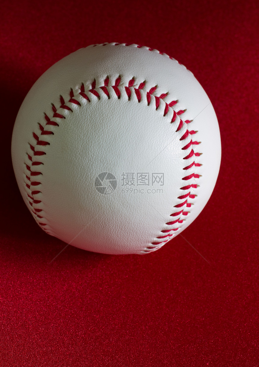 亮绿色背景上的孤立棒球图片
