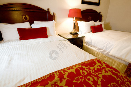 现代室内房间的双人床图片