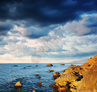 夏季风景与大海石头和阴云的天空克里图片