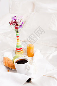 杯咖啡和花朵在图片