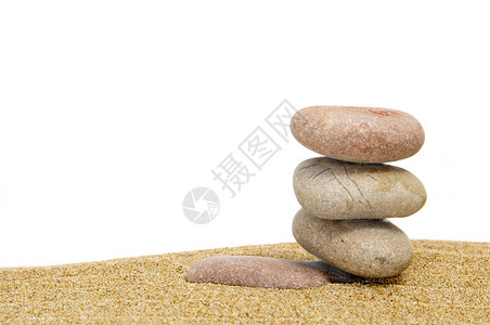 禅宗石头在白色背景上的沙子图片