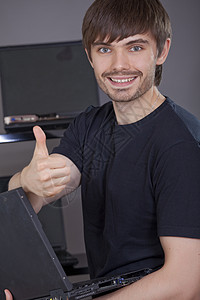 计算机支持快乐的男图片