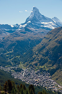 高耸于瑞士阿尔卑斯山采尔马特的马特宏峰图片