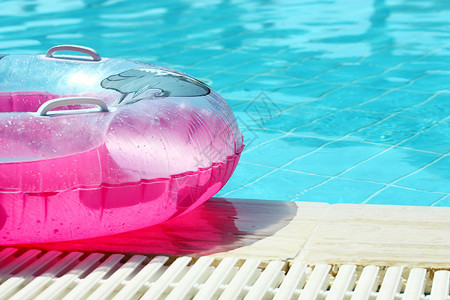 游泳池中的粉色充气圆管图片