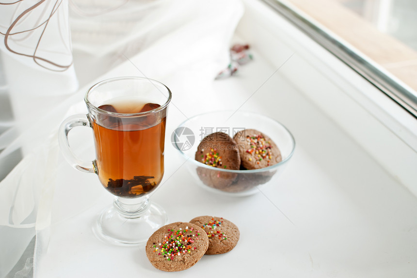 一杯香喷的锡兰茶配饼干图片
