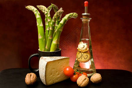 食物成分与奶酪和橄榄图片