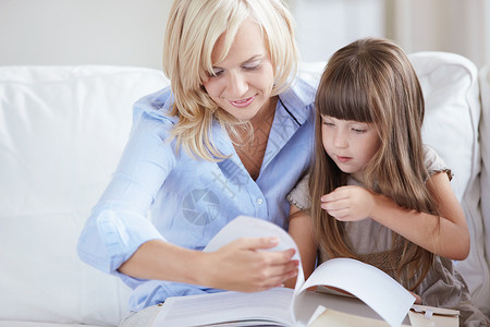 读一本书的母亲和女儿图片