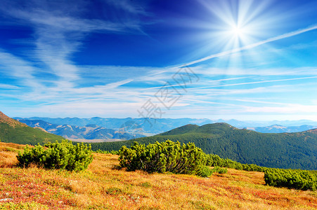 多云的天空中山的夏日风景图片