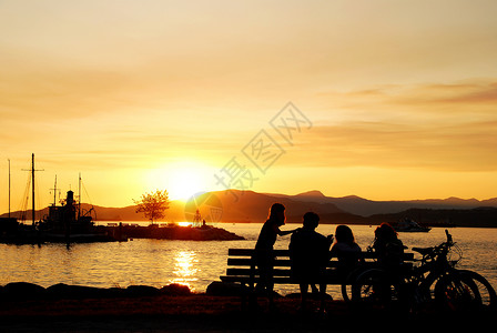 在加拿大温哥华英湾享受美丽的夕阳景色的图片