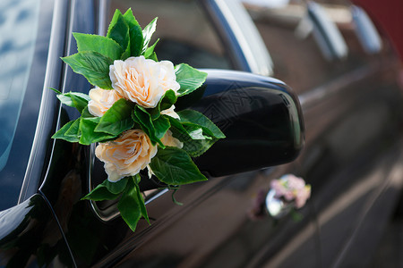 汽车上美丽的花饰图片