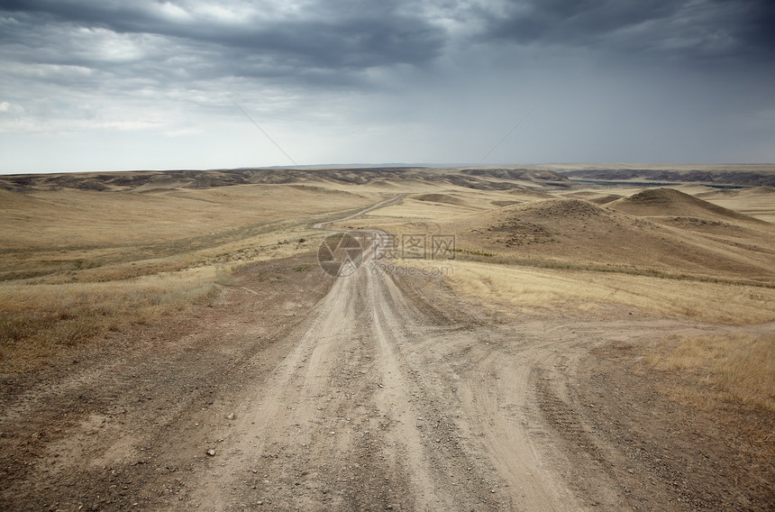 沙漠草原上的乡间小路图片