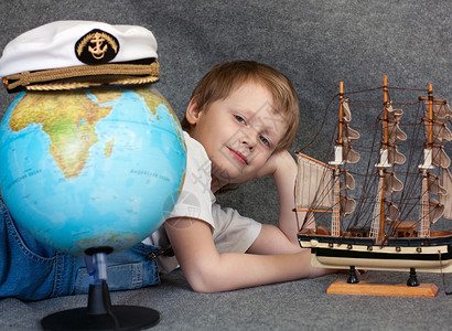 梦想中的孩子与模范船图片