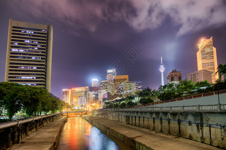 现代城市夜间风景在马来西亚吉隆坡亚洲的多彩建图片