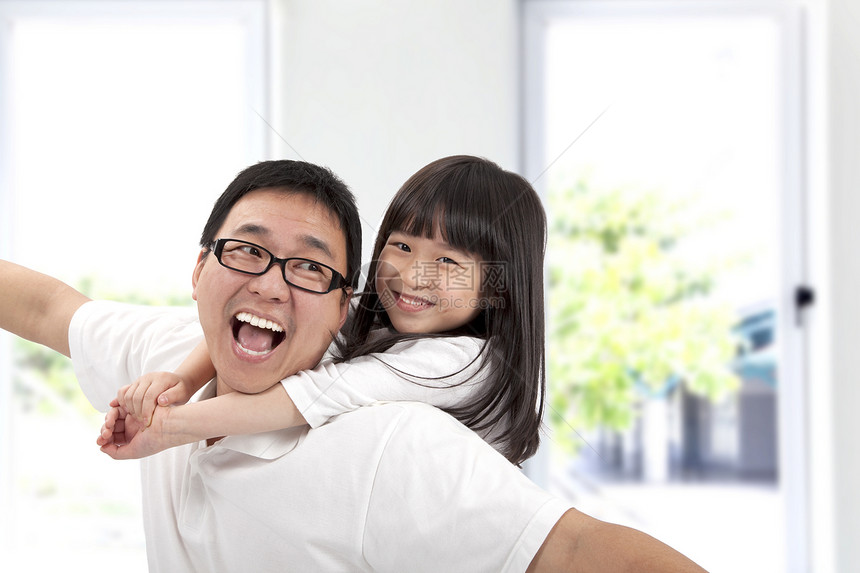 快乐的父亲和女儿亚洲图片