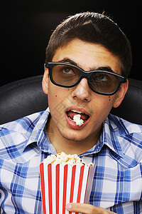 在电影院看3D眼镜图片
