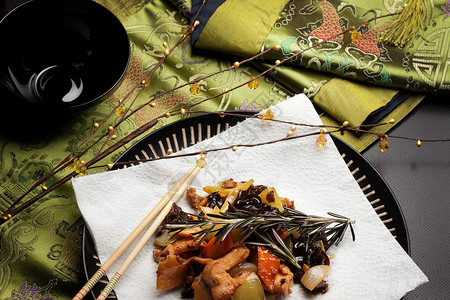 四川鸡竹黑蘑菇洋葱和辣椒的传统中餐图片