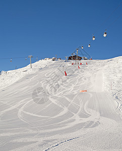 从滑雪坡底部看雪地上面覆盖图片